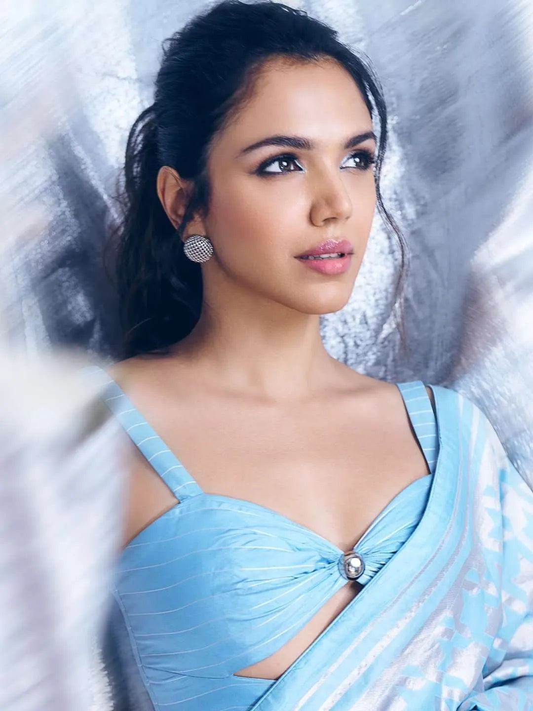 Ishhaara Shriya Pilgaonkar In Solar Flare Earrings