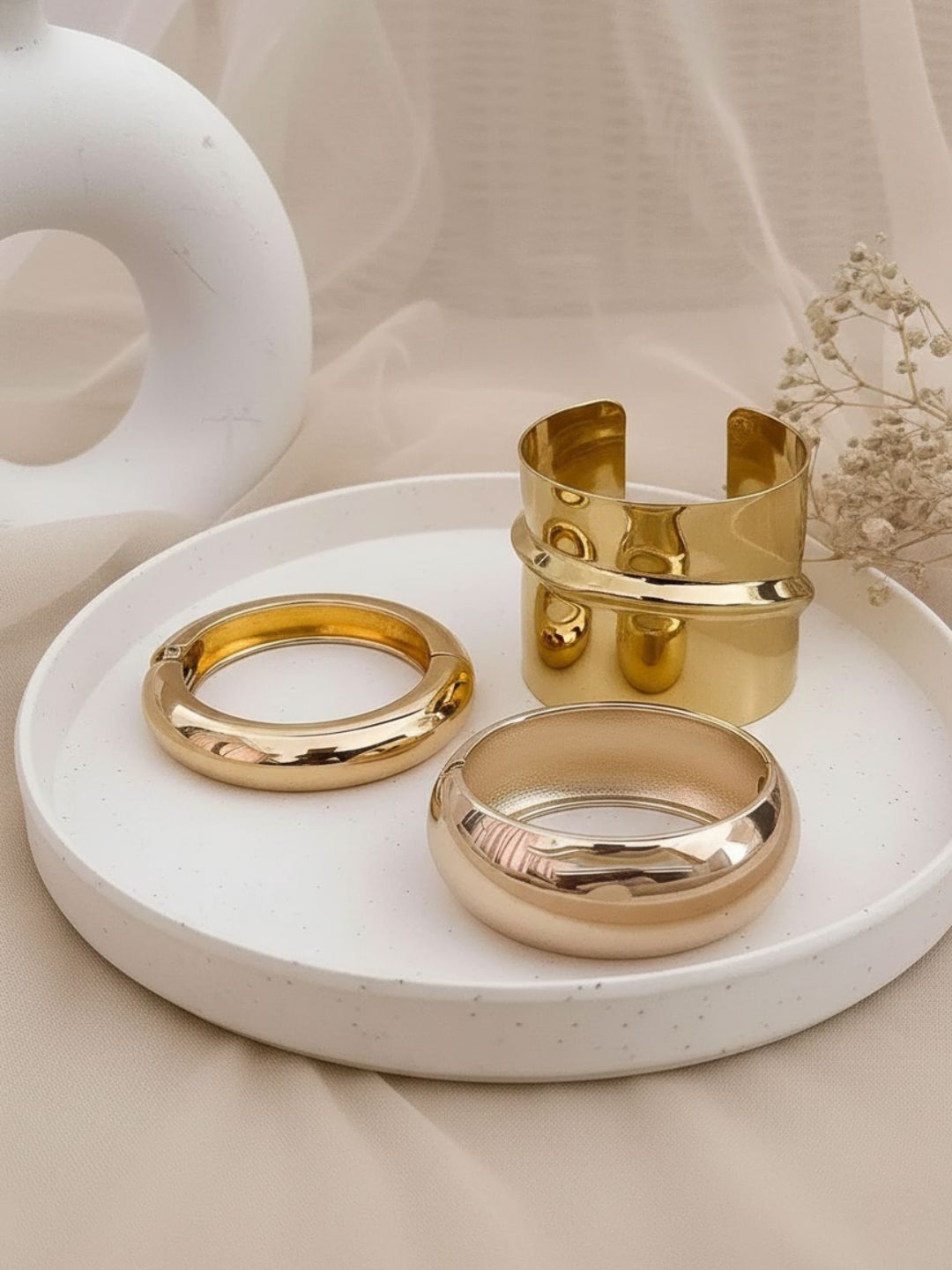 Ishhaara Shweta Tripathi Sharma In Golden Tunnel Bracelet