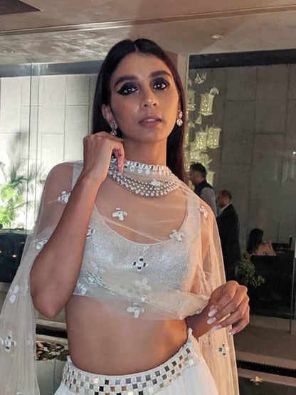 Ishhaara Dolly Singh In Diamond Choker Necklace