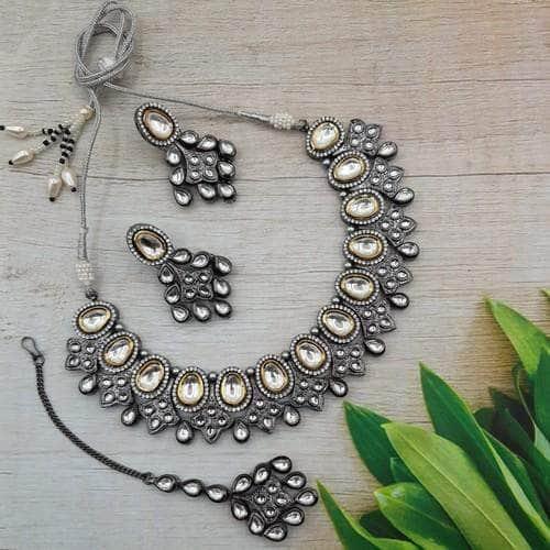 Ishhaara Oval Kundan Victorian Jadau Necklace Set