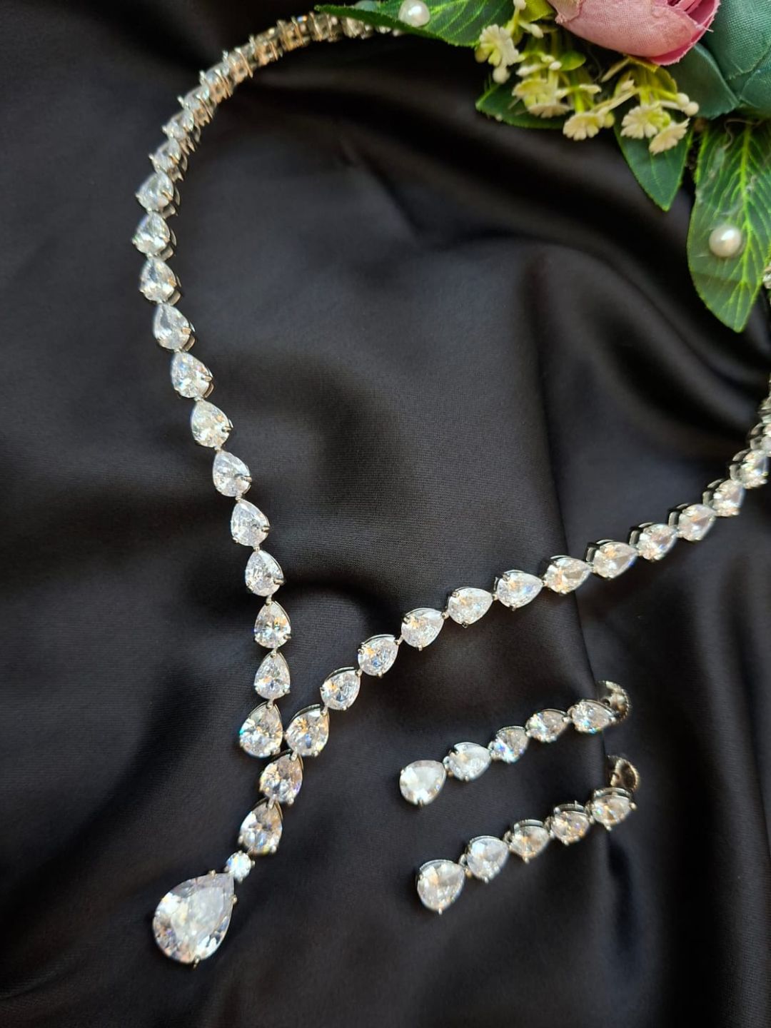 Ishhaara Single Line Multi Stone Diamond Necklace Set