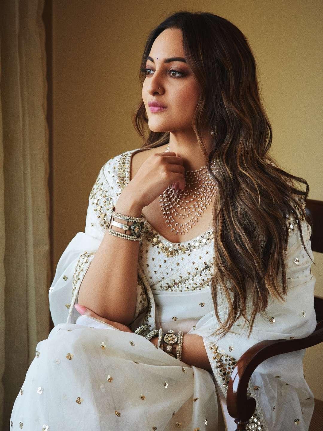 Ishhaara Sonakshi Sinha In Kundan And Pearl Studded Oxidized Bracelet