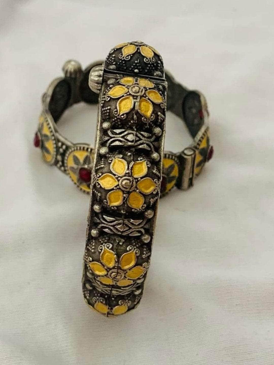 Ishhaara Sonakshi Sinha In Oxidised Flower Shaped Tribal Bangle