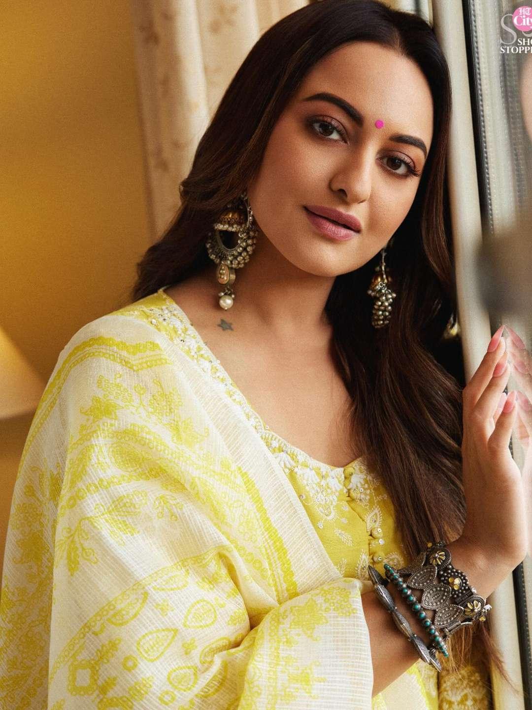 Ishhaara Sonakshi Sinha In Oxidised Tribal Bangle With Flowers