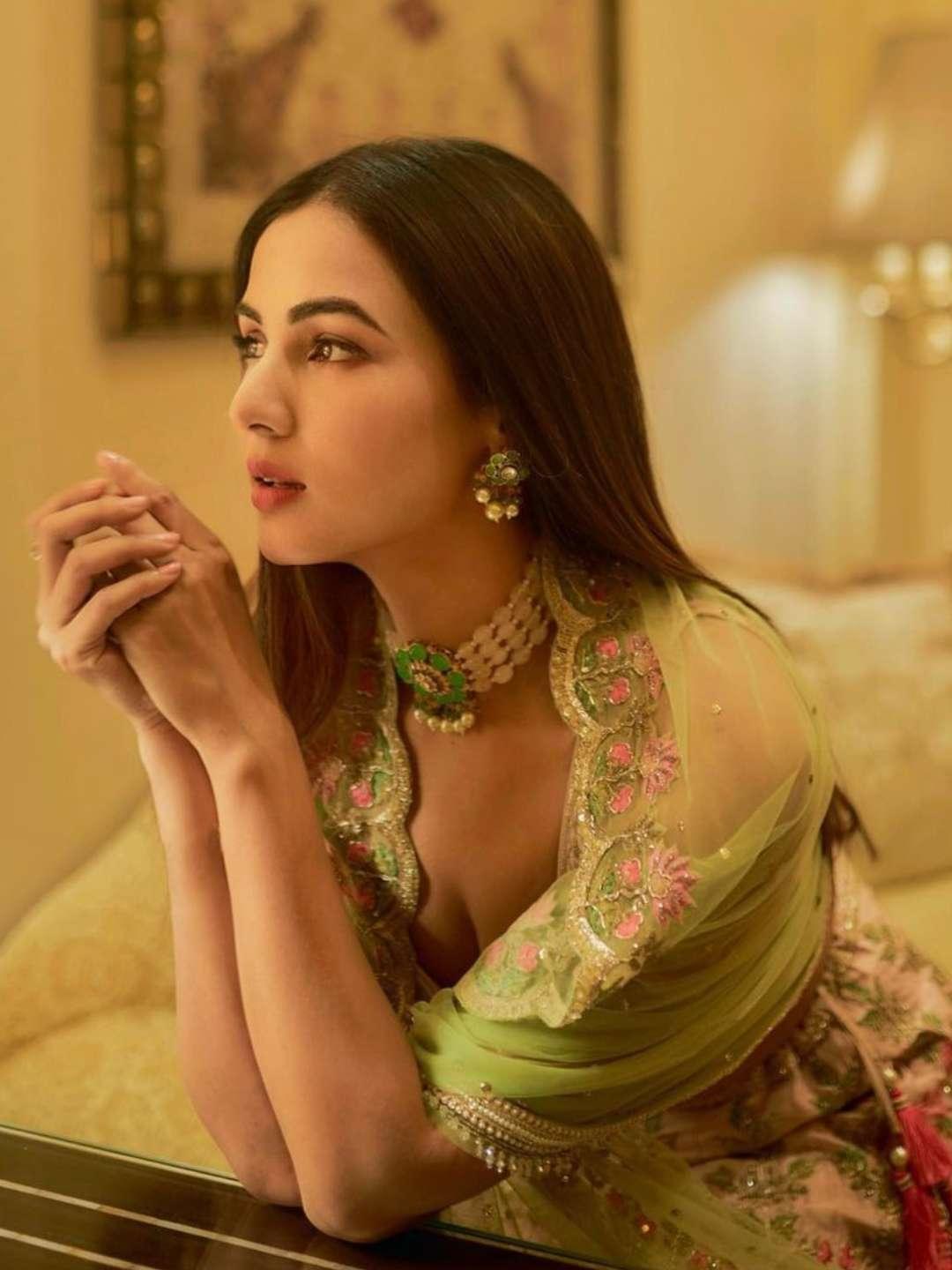 Ishhaara Sonal Chauhan In Precious Choker Beaded Necklace Set