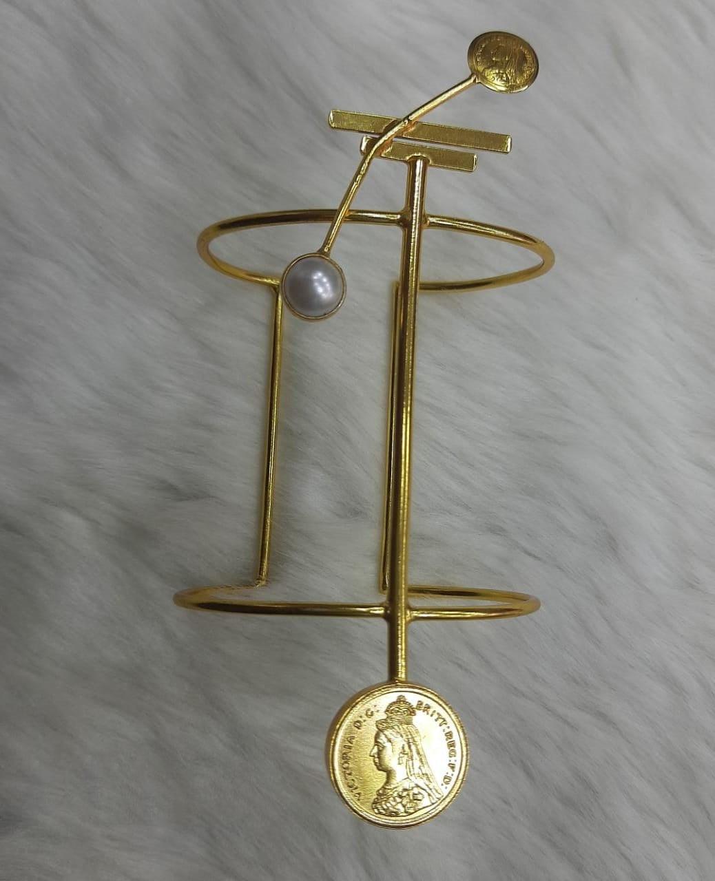 Ishhaara Sonali Bendre In Victorian Dollar Hand Cuff