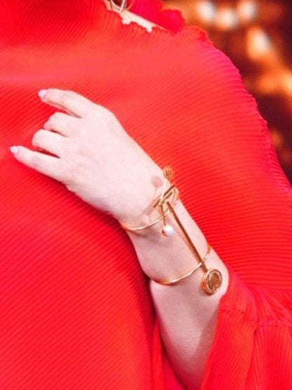 Ishhaara Sonali Bendre In Victorian Dollar Hand Cuff