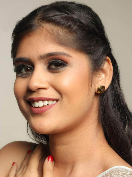 Ishhaara Square Studs