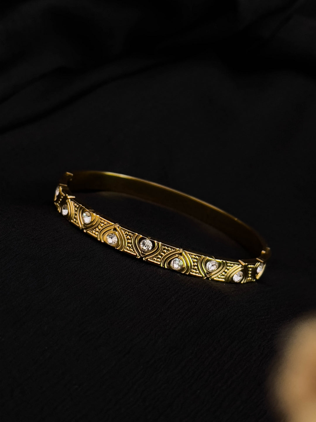 Ishhaara Stainless Steel Cubic Zirconia Handcuff