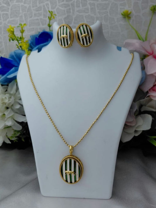 Ishhaara Stripe Pendant Necklace