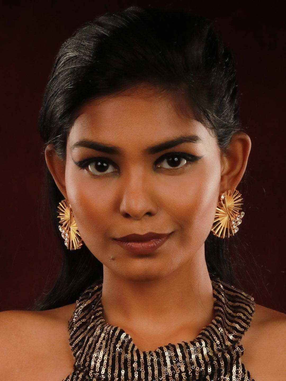 Ishhaara Stripped Offset Disc Gold Stud Earrings