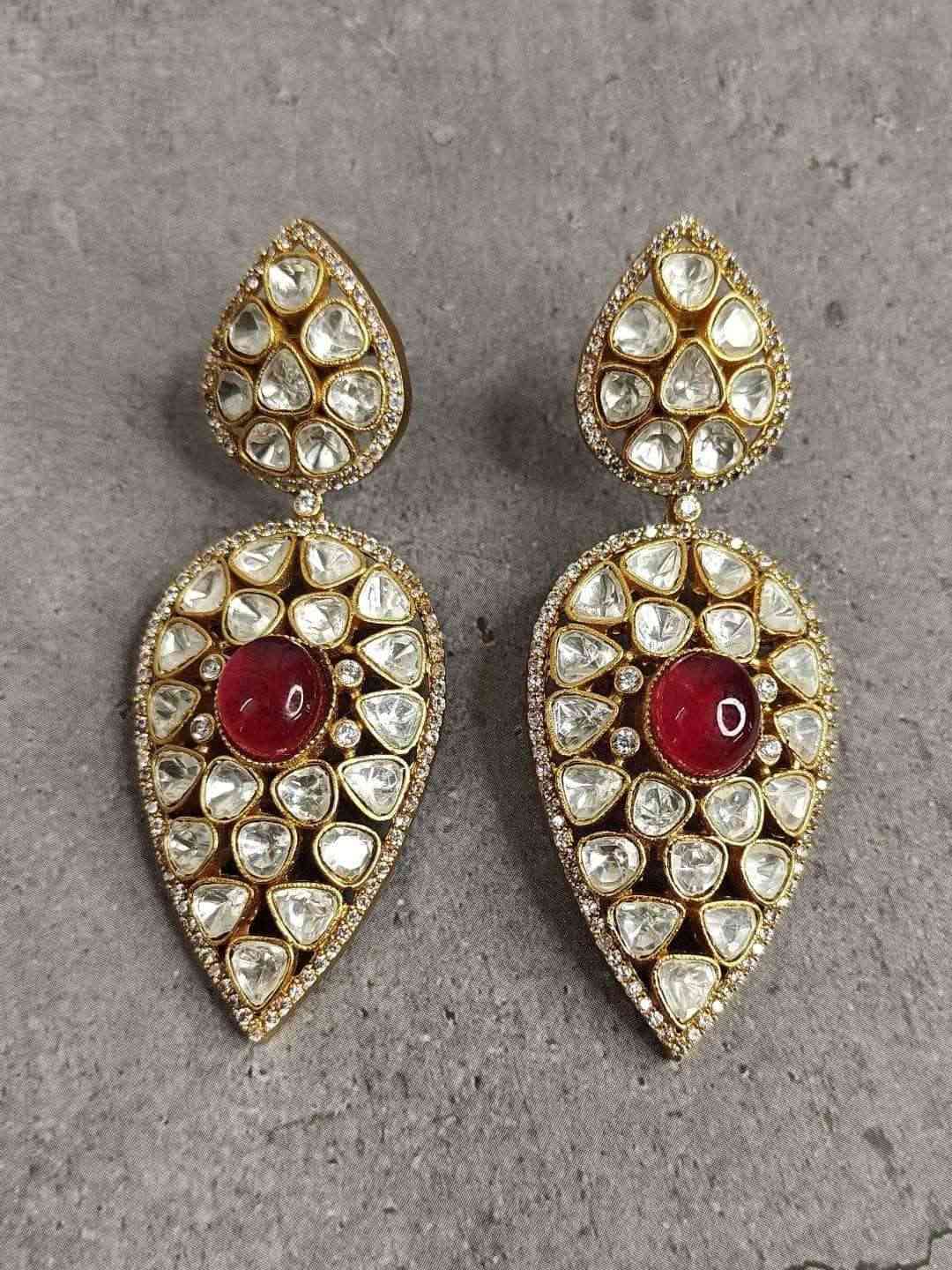 Ishhaara Stylish Ad Stone Earring Set