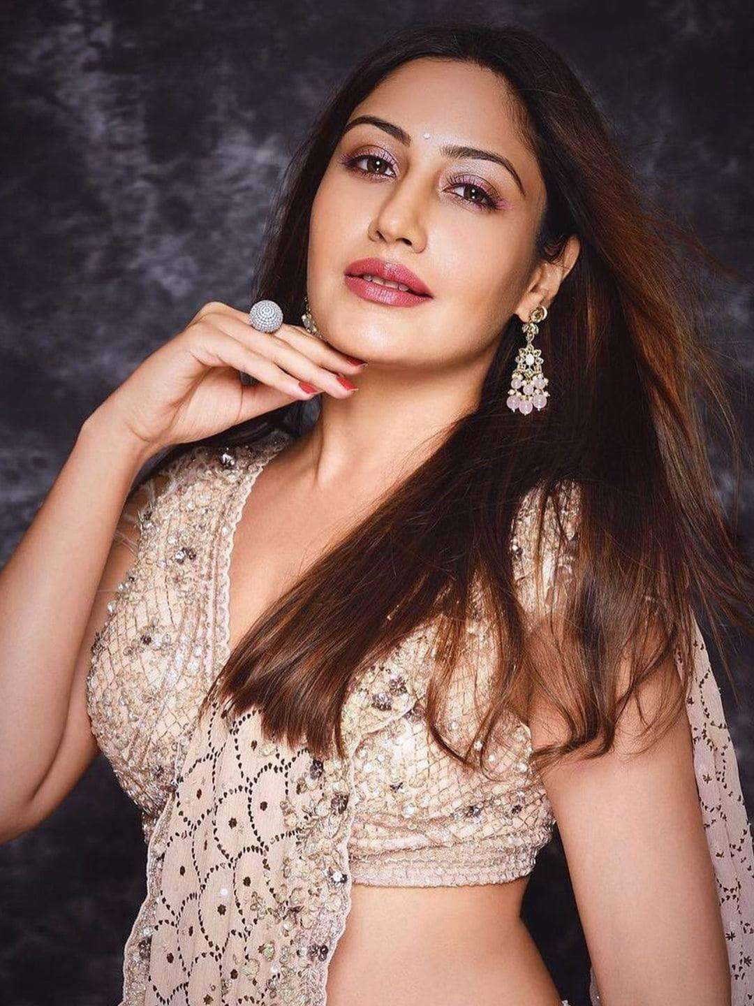 Ishhaara Surbhi Chandna In Reverse Ad Choker And Earring Set