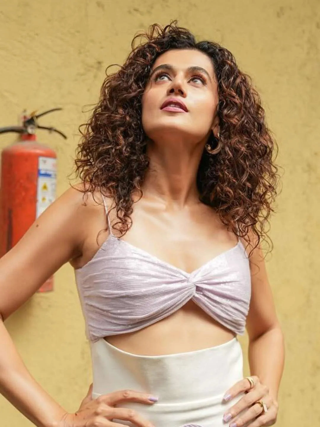 Ishhaara Taapsee Pannu In Enamel Huggies