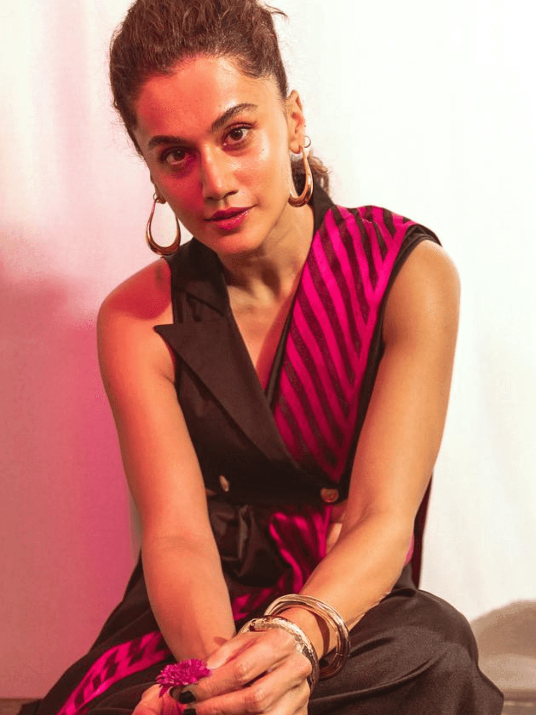 Ishhaara Taapsee Pannu In Gold Plated Brass Thick Basic Hammered Bangle