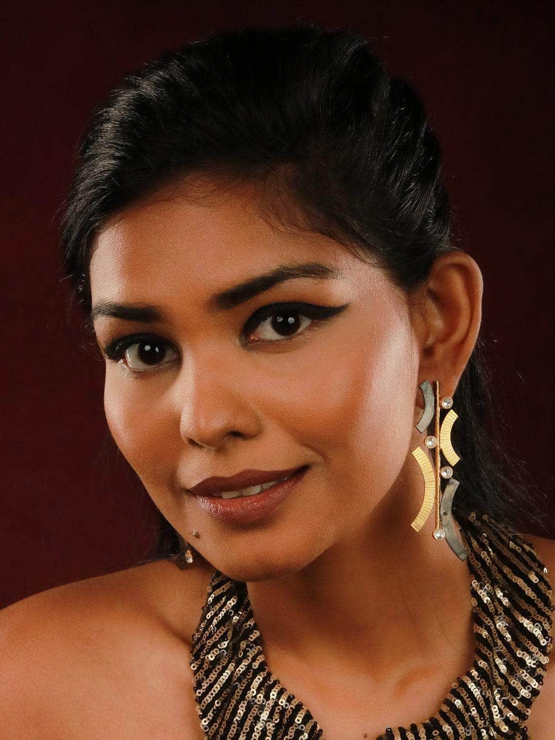 Ishhaara Textured Contemporary Line Earring