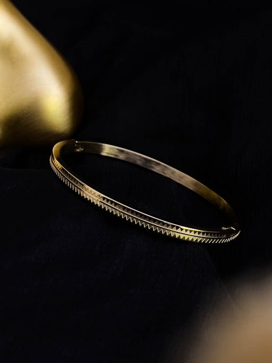 Ishhaara Textured Glossy Gold Bangle Bracelet