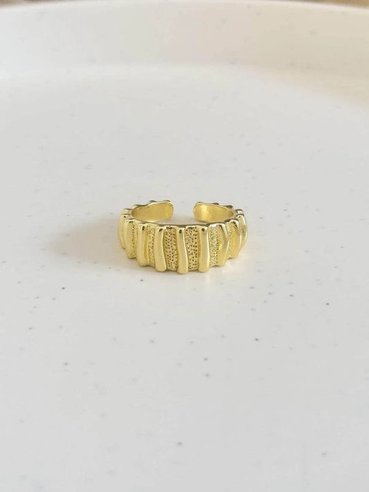 Ishhaara Textured And Ivory Enamel Ring