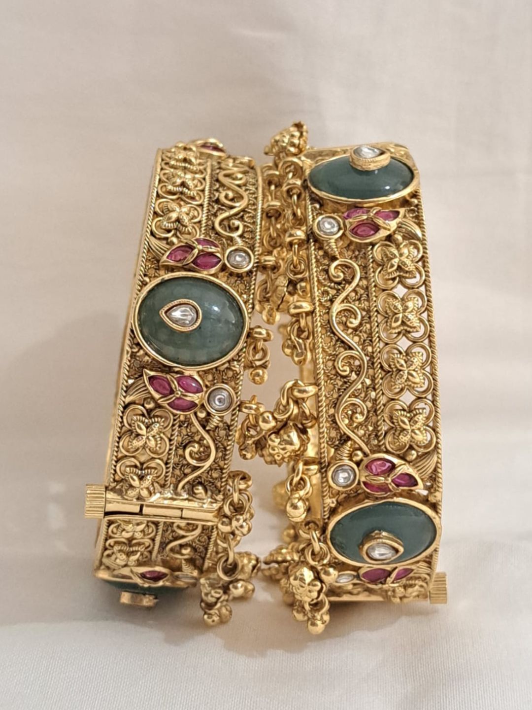 Ishhaara Traditional Gold Thick Bangle