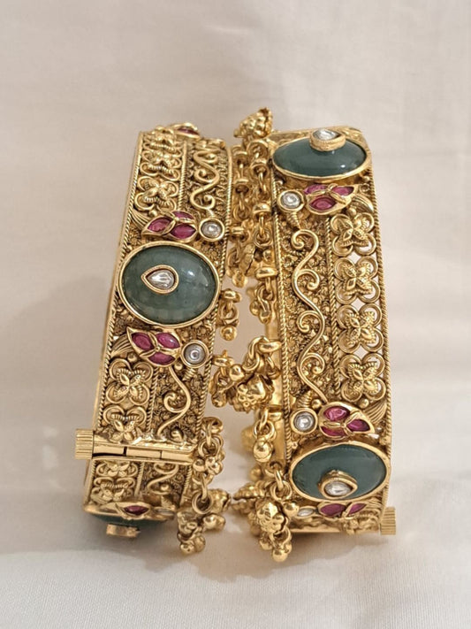 Ishhaara Traditional Gold Thick Bangle