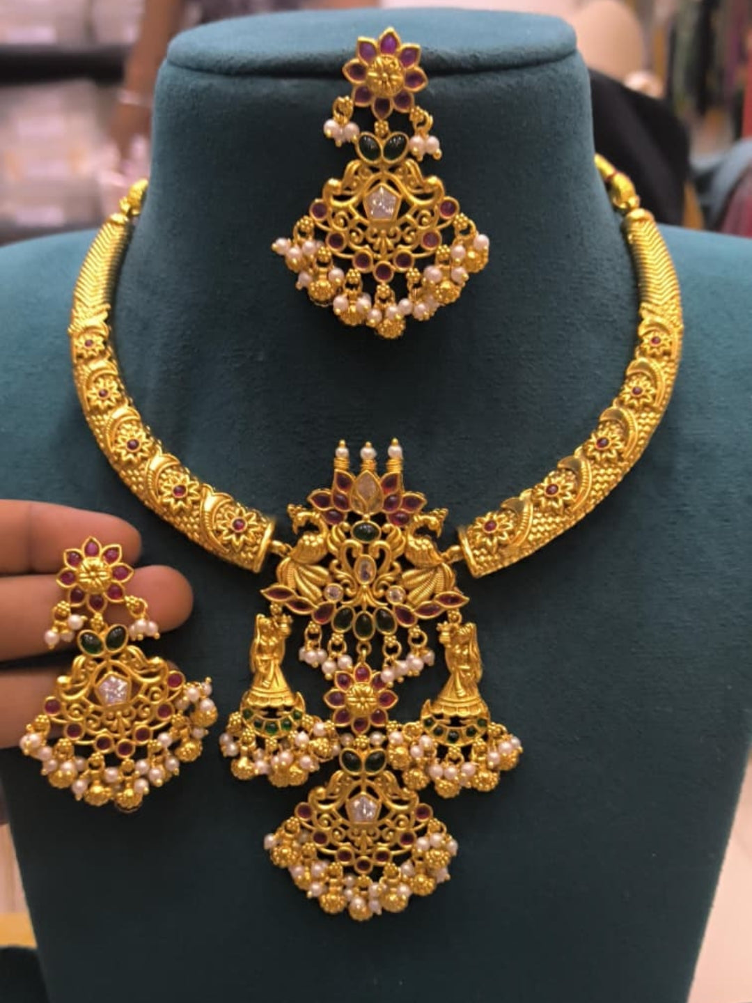 Ishhaara Traditional Kemp Stone Studded Hasli Necklace