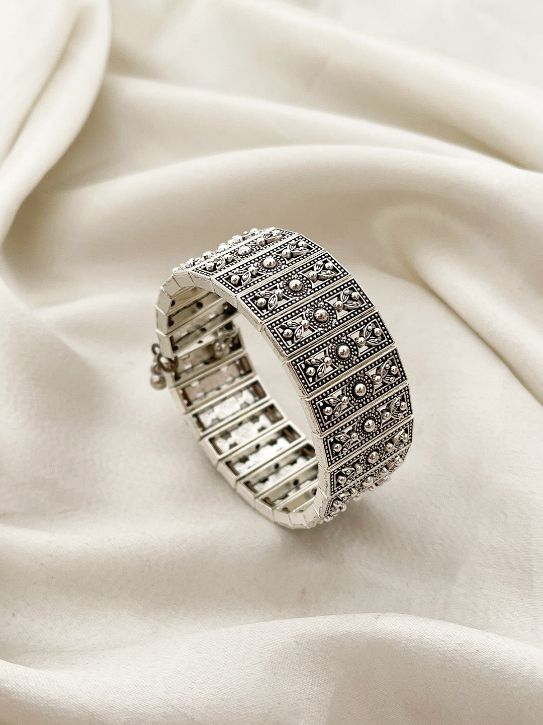 Ishhaara Traditional Silver Kada