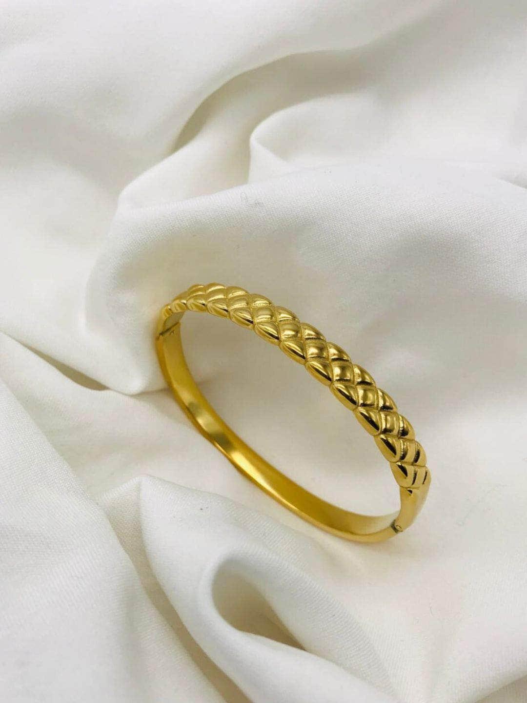 Ishhaara Trendy Braid Shaped Hand Cuff