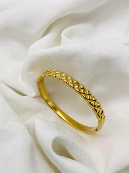 Ishhaara Trendy Braid Shaped Hand Cuff