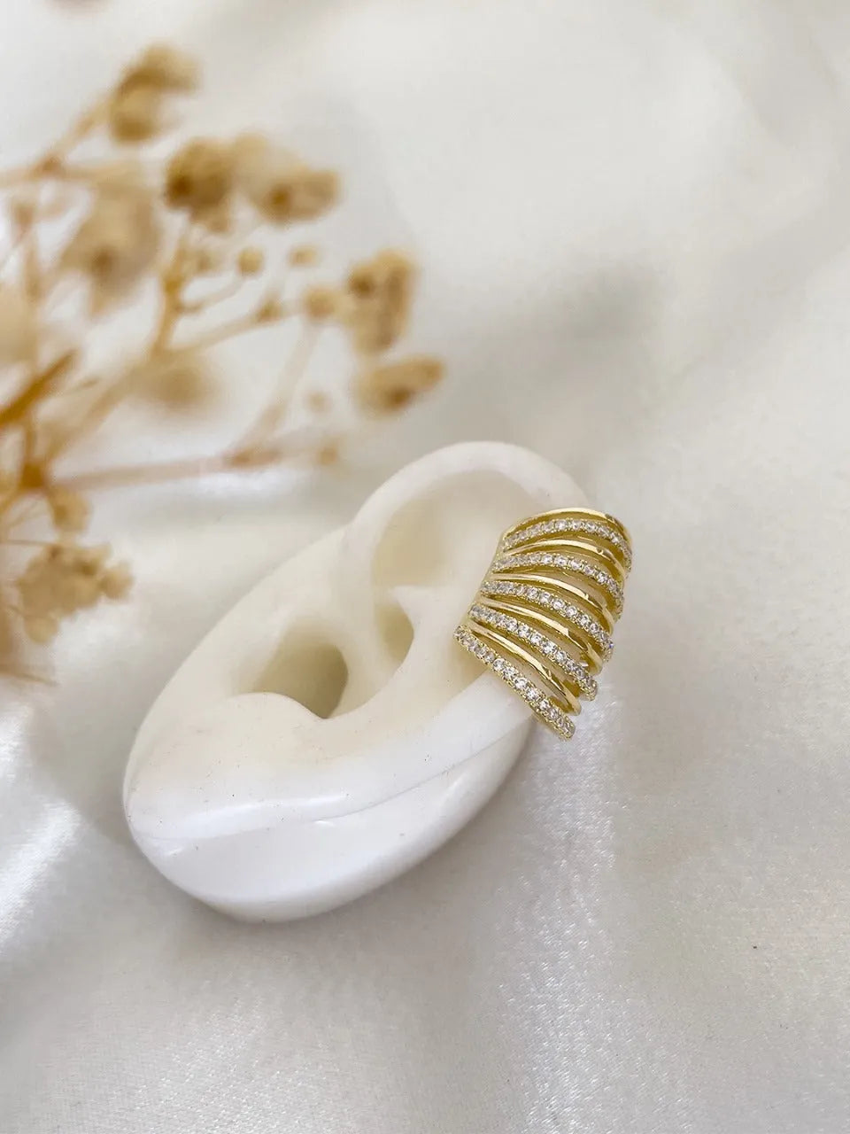 Shivangi Joshi In Dainty Textured Earcuff