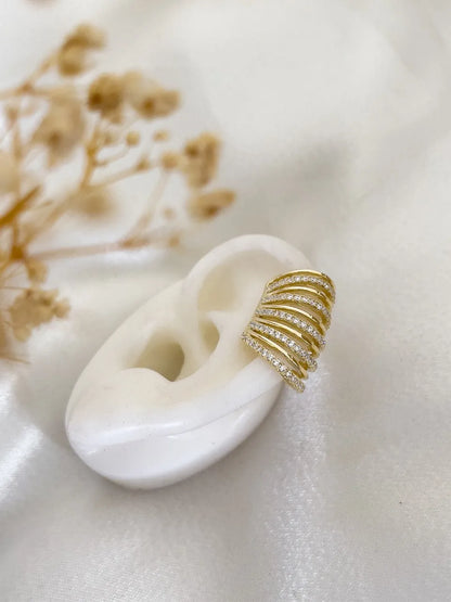 Shivangi Joshi In Dainty Textured Earcuff