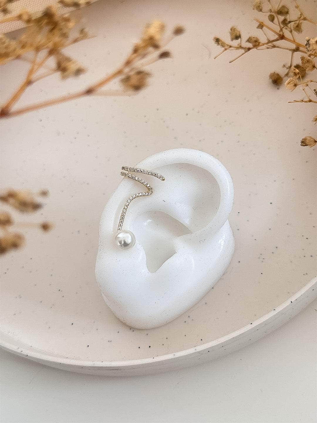 Ishhaara Twisted Geometrical Ear Cuff