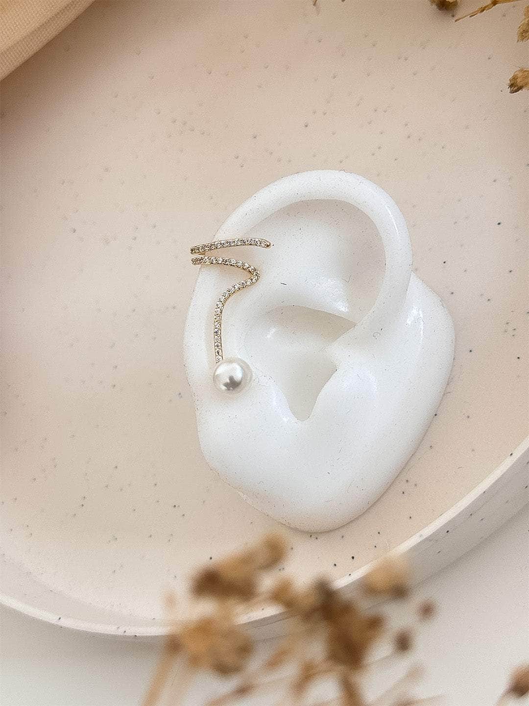 Ishhaara Twisted Geometrical Ear Cuff