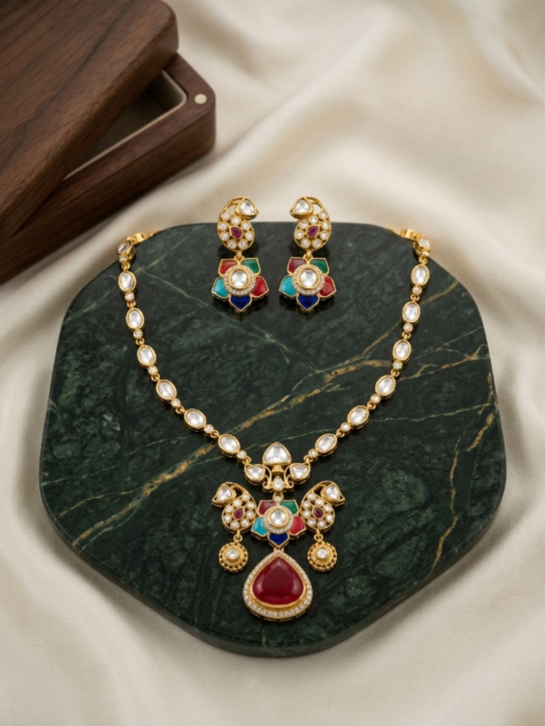 Ishhaara Unique Designed Pendant Neckalce