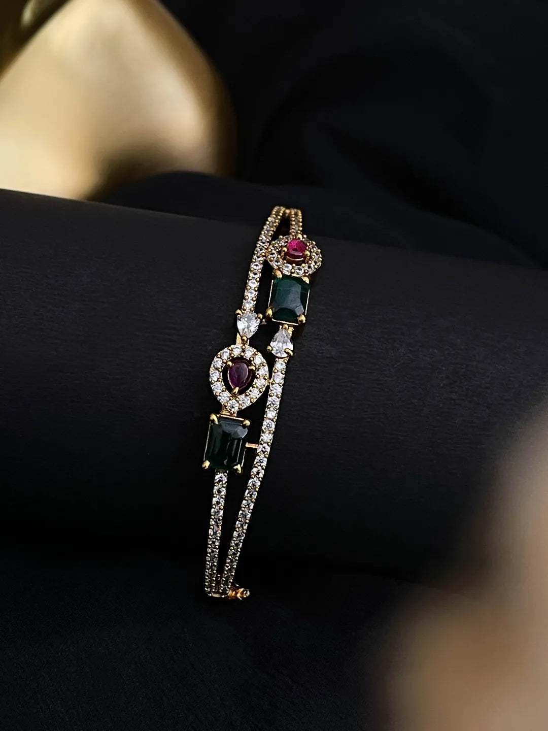 Ishhaara Victorian Bangle With Kemp And Cz Stones