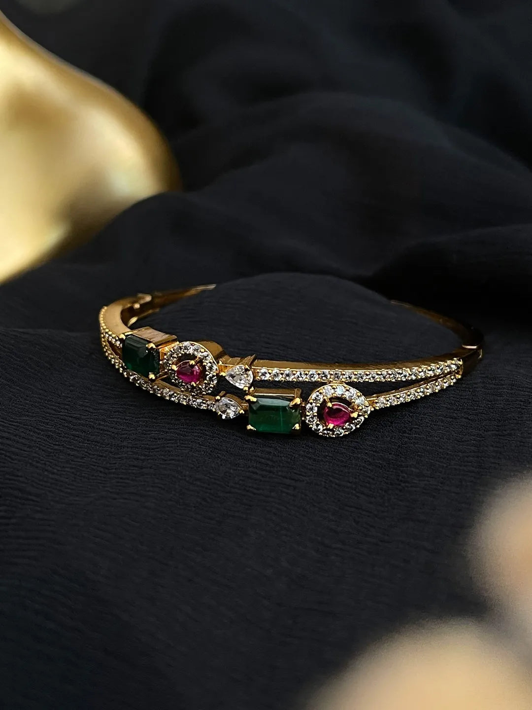 Ishhaara Victorian Bangle With Kemp And Cz Stones