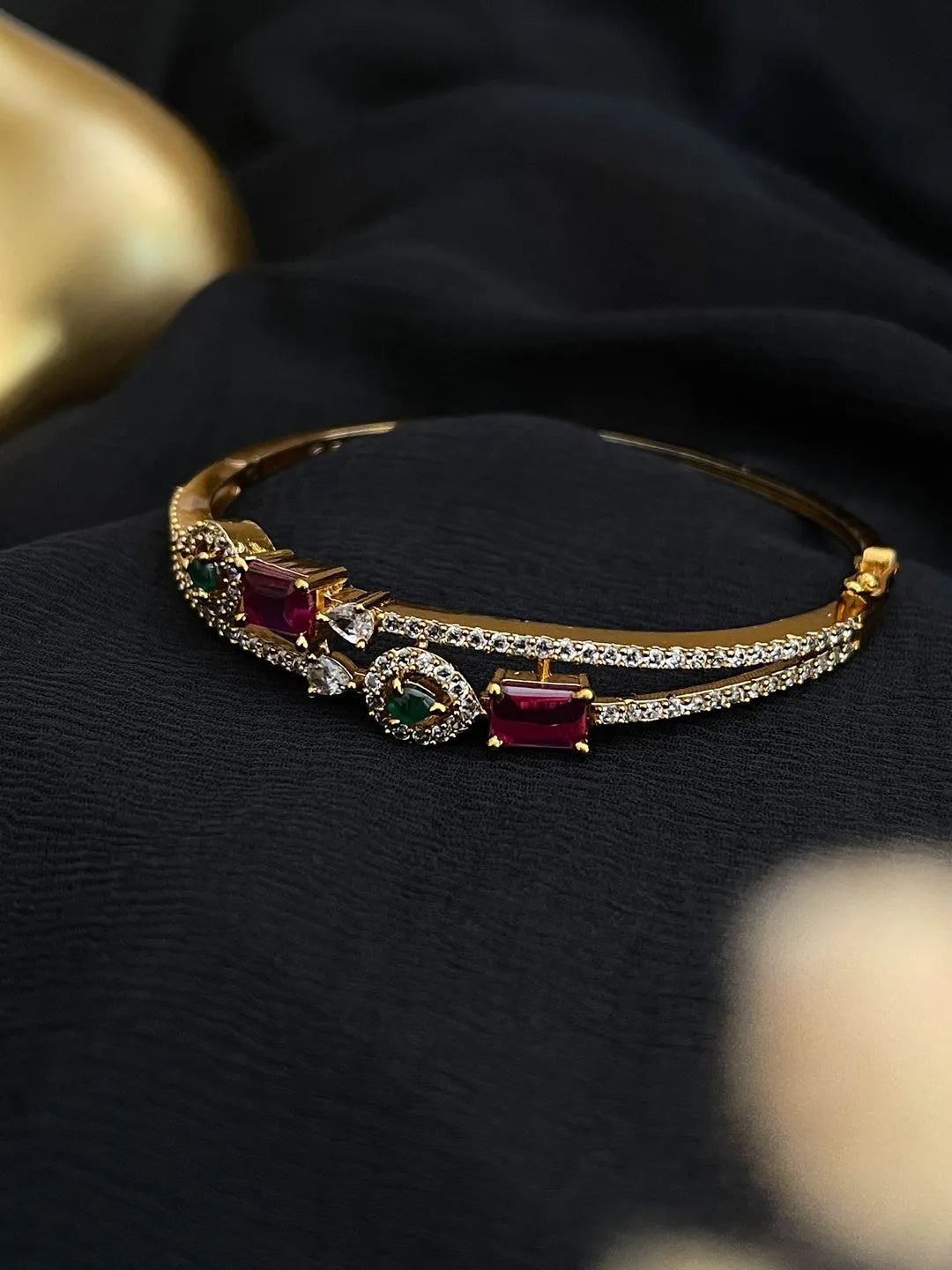 Ishhaara Victorian Bangle With Kemp And Cz Stones