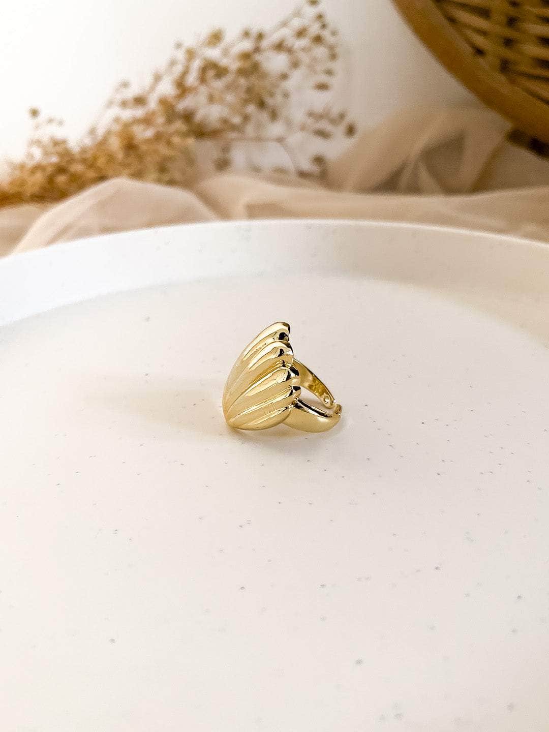 Ishhaara Vintage Gold Toned Shell Ring