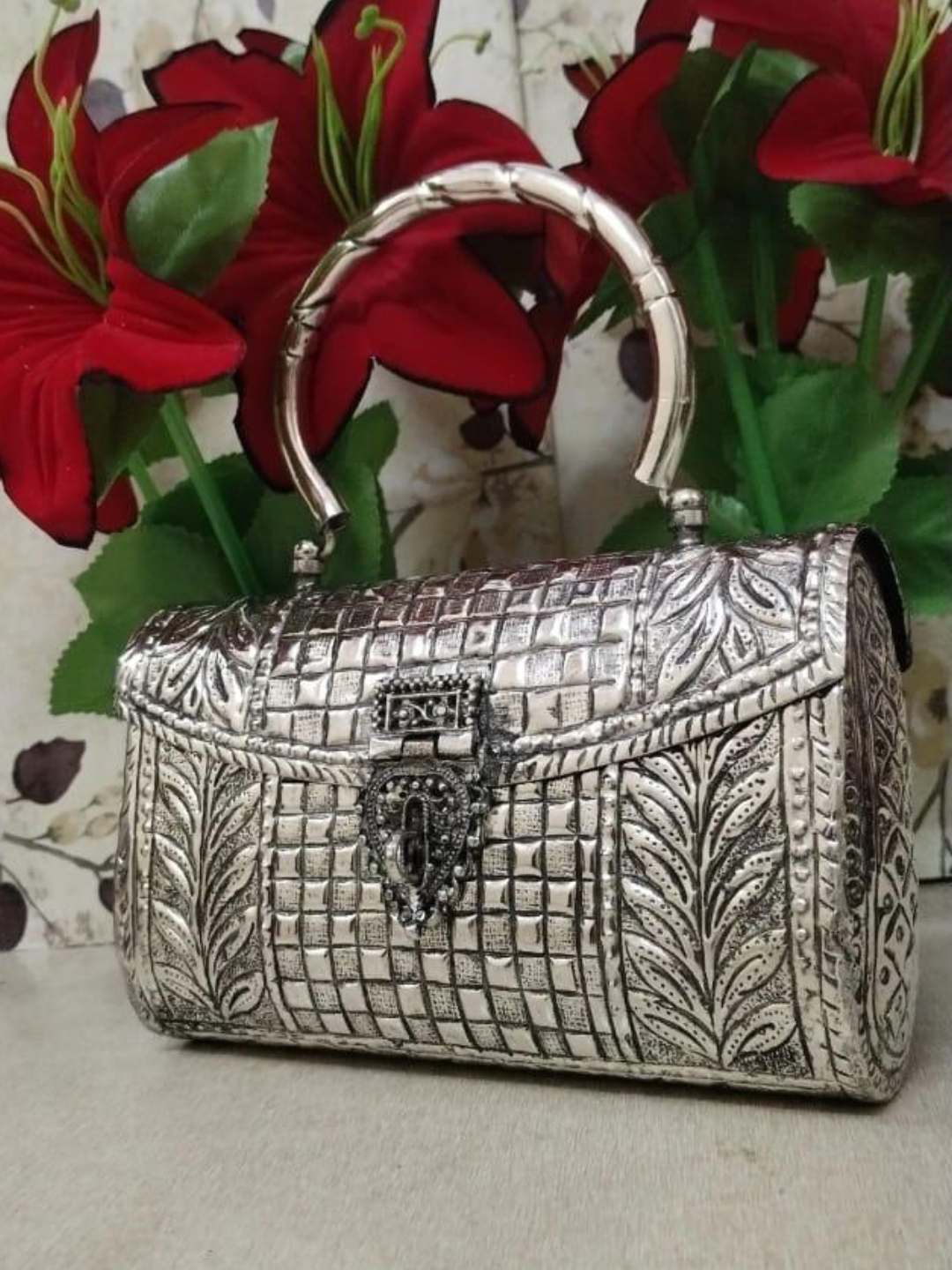 Ishhaara Vintage High Quality German Silver Tone Purse