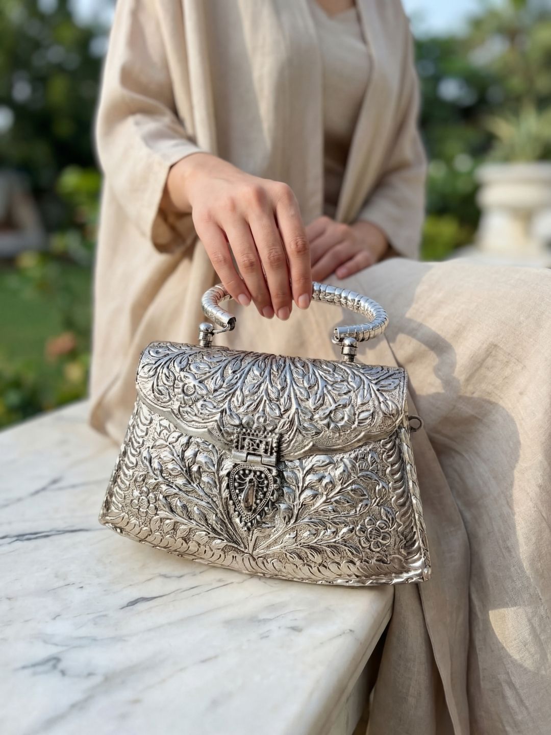 Ishhaara Vintage Metal Purse