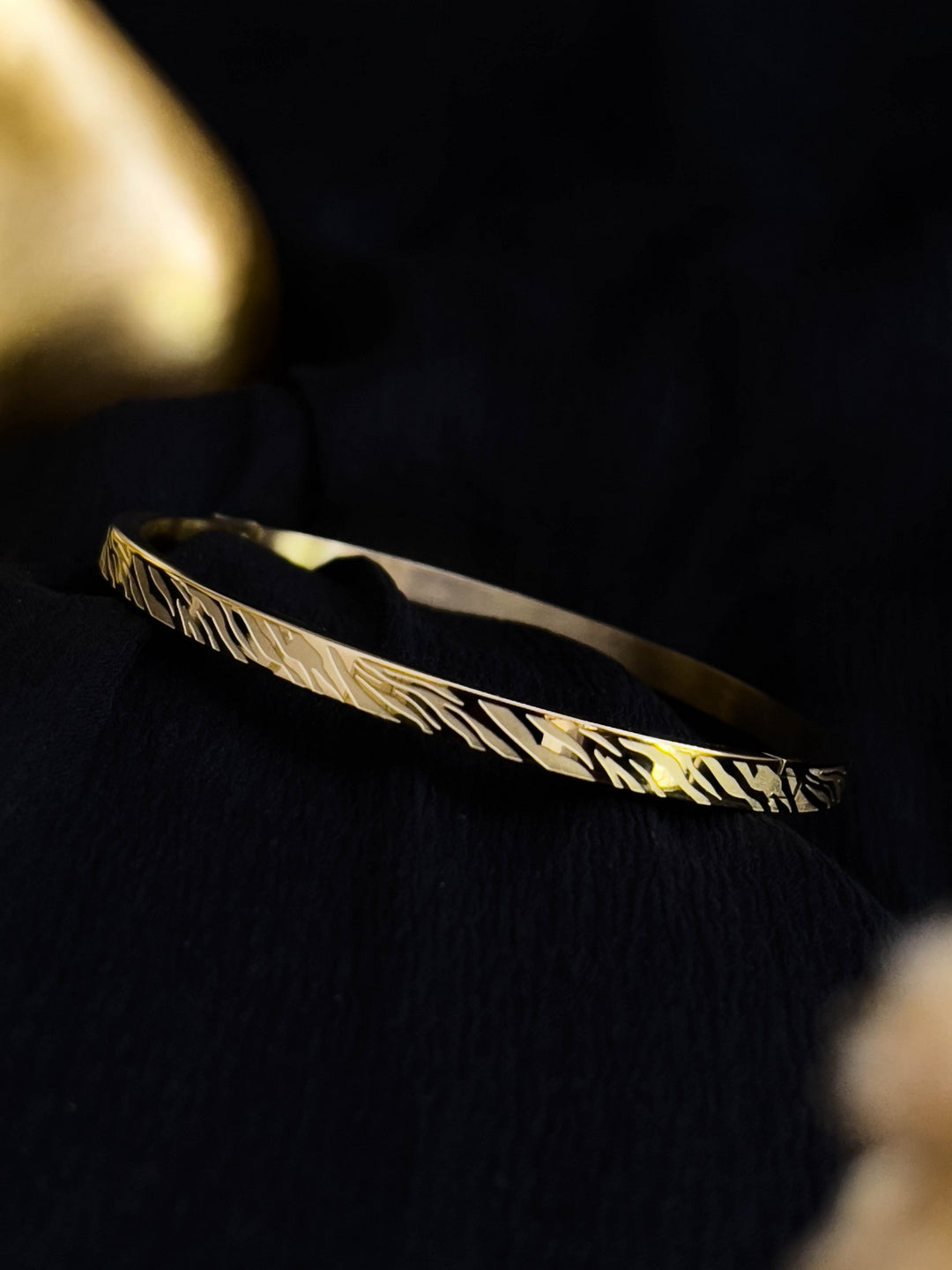 Ishhaara Vintage Signed Monet Gold Tone Bracelet