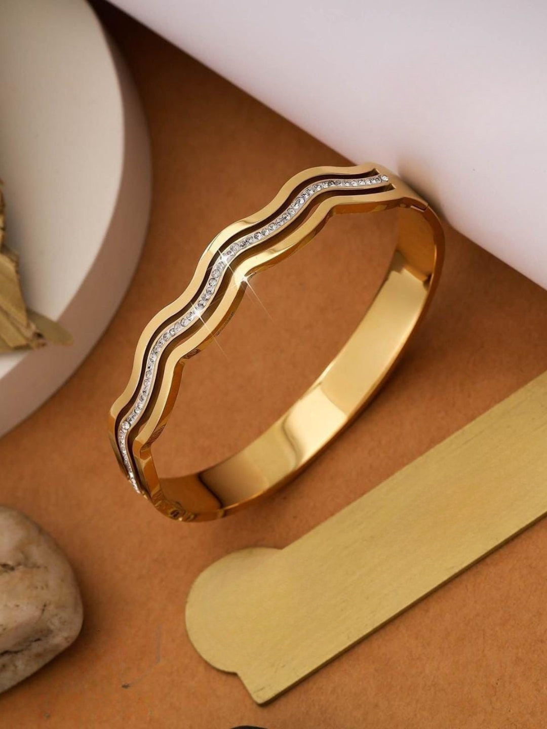 Ishhaara Waves Of Elegance Cuff