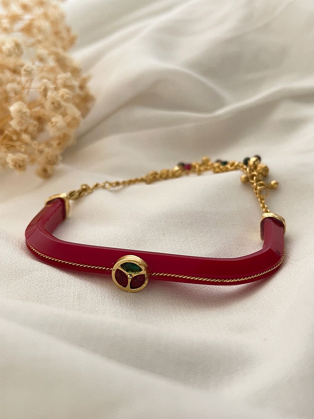 Ishhaara Wavy Gold Mukh Pola Bangle