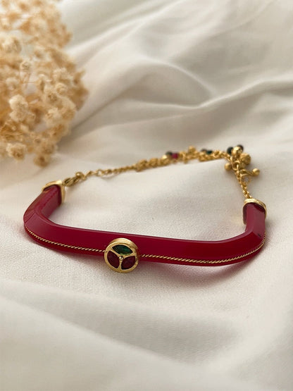Ishhaara Wavy Gold Mukh Pola Bangle