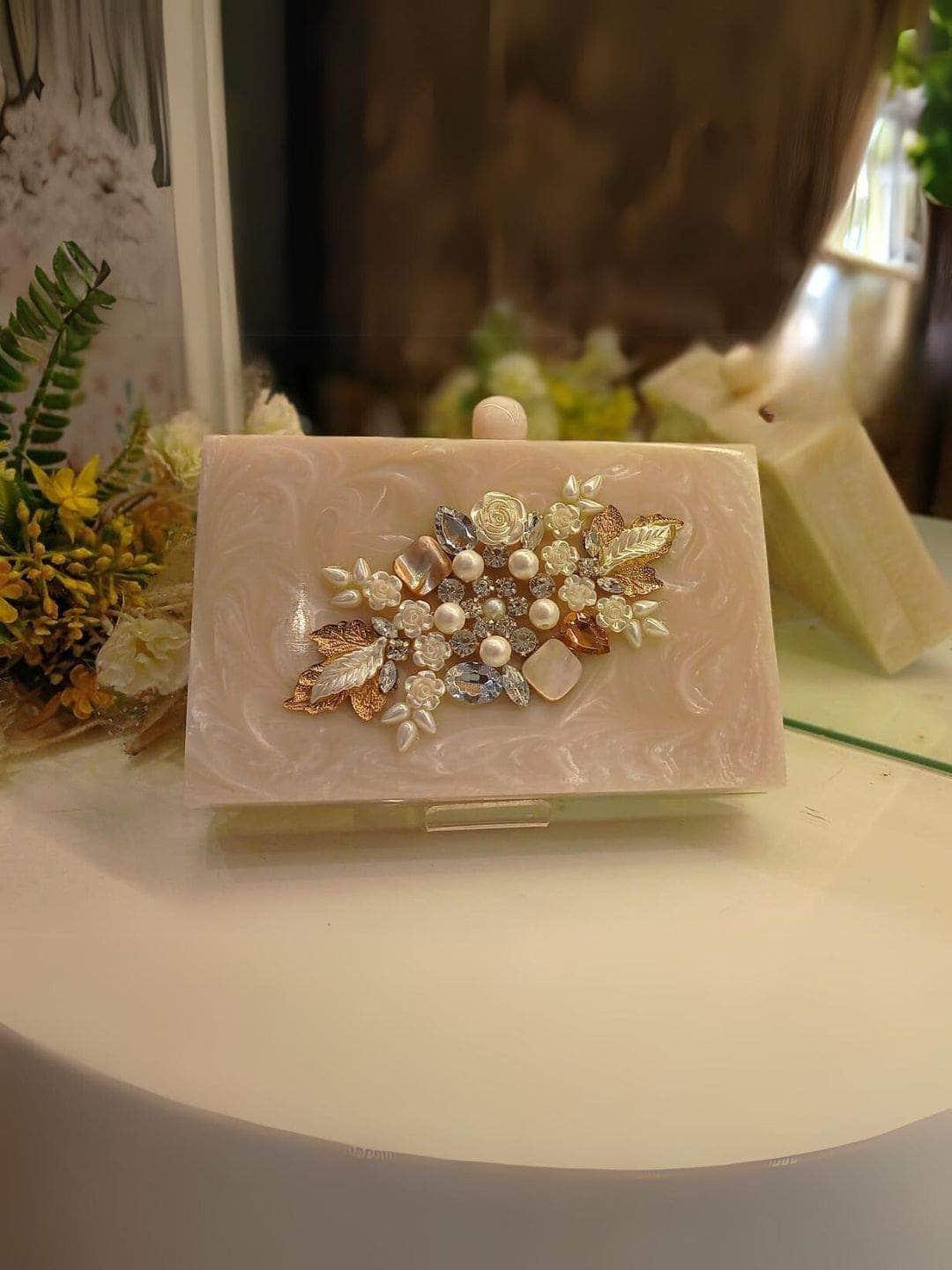 Ishhaara White Casual Decent Resin Clutch