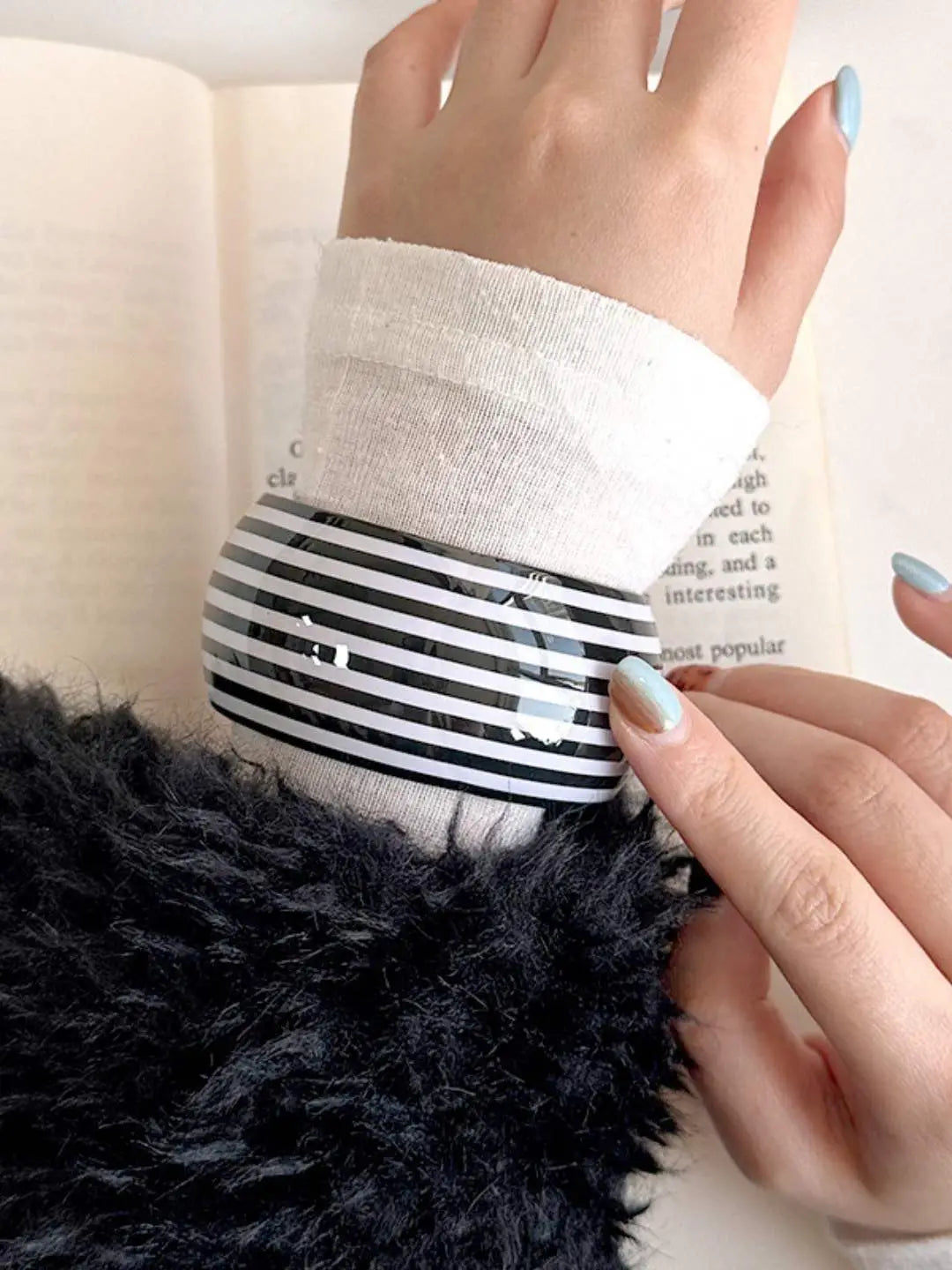 Ishhaara White Chunky Bangle