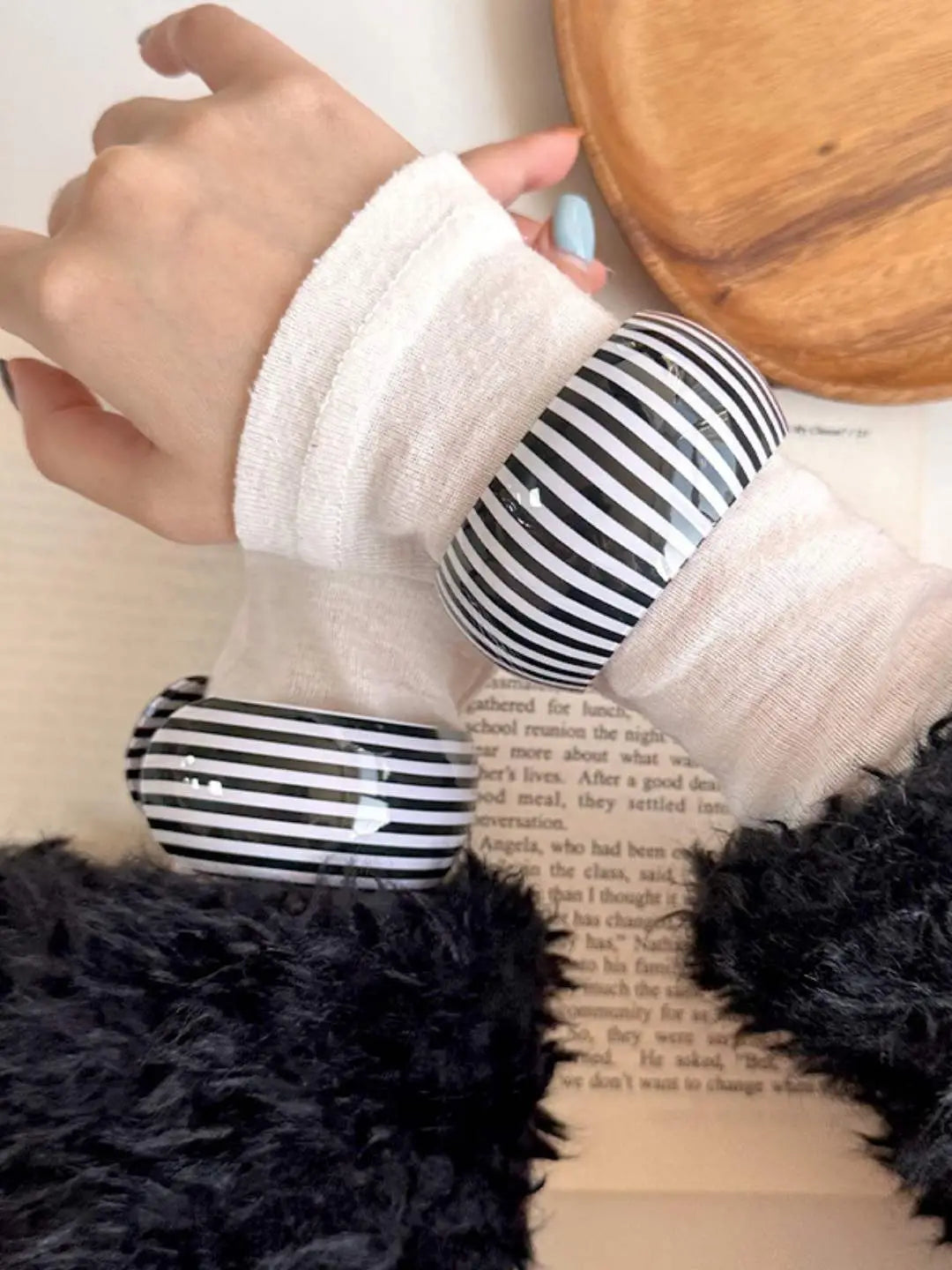 Ishhaara White Chunky Bangle