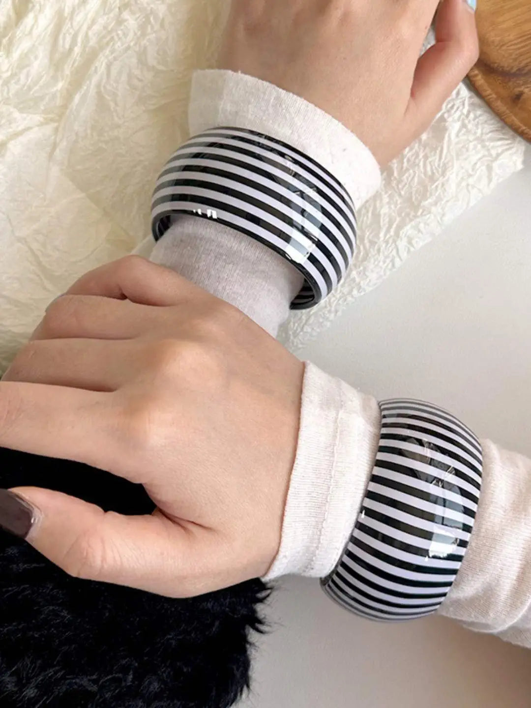 Ishhaara White Chunky Bangle