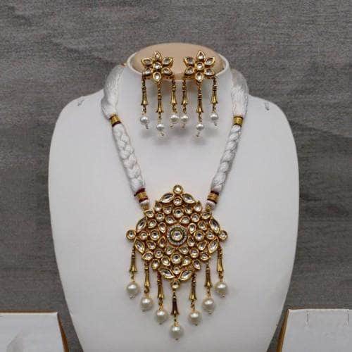 Ishhaara White Diamond Kundan Pendant Necklace And Earring Set