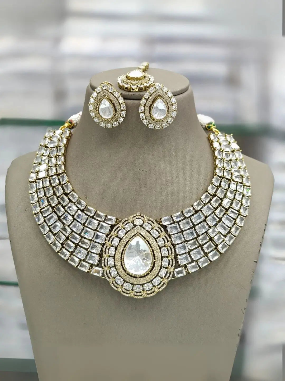 Ishhaara White Elegant Choker Necklace Set With Teardrop Stone Pendant
