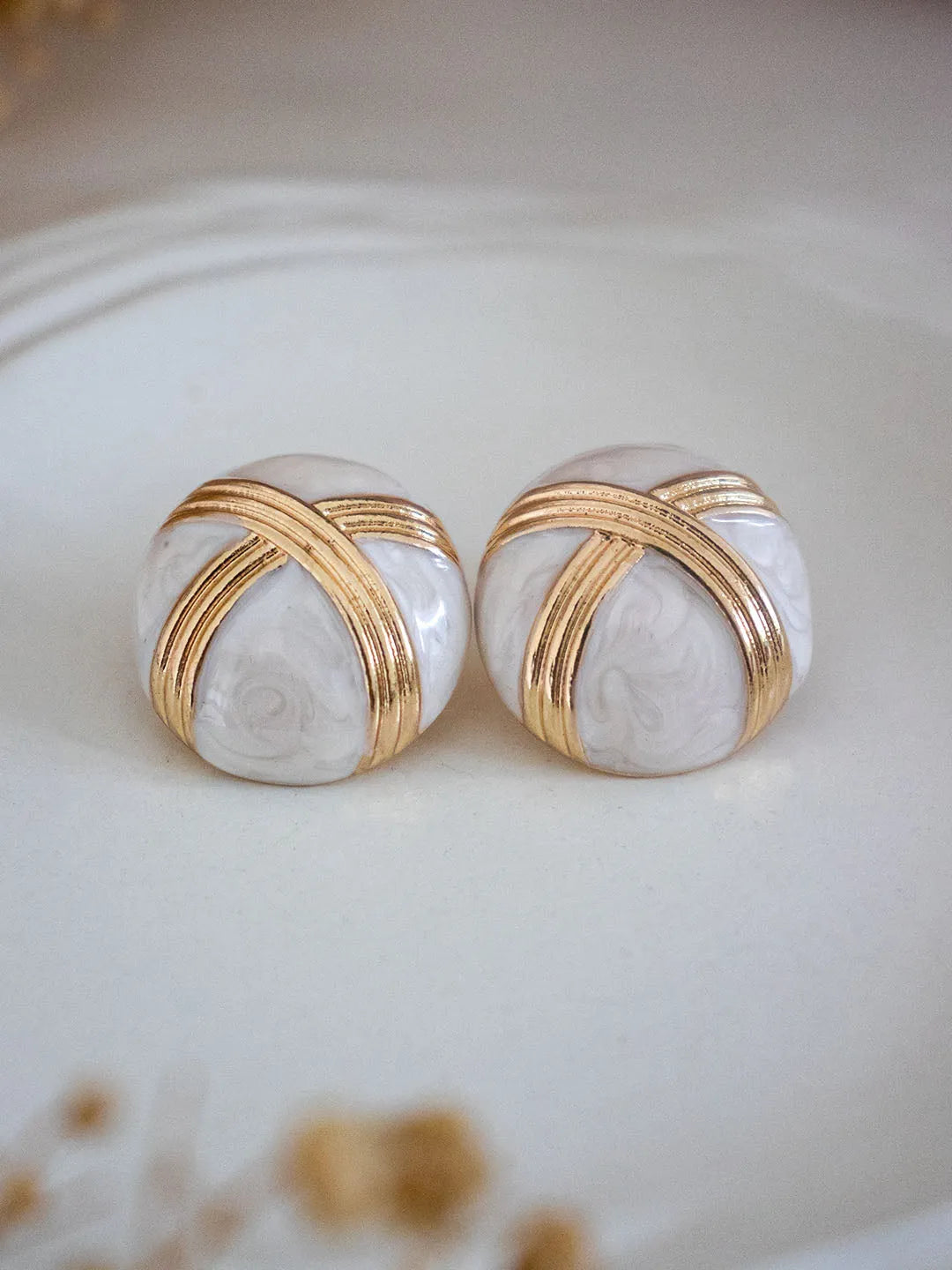 Ishhaara White Enamel Clip On Earrings